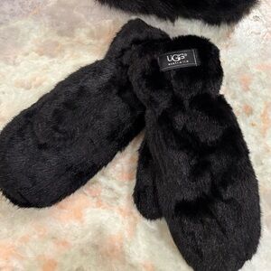 UGG unisex Black Fur Mittens